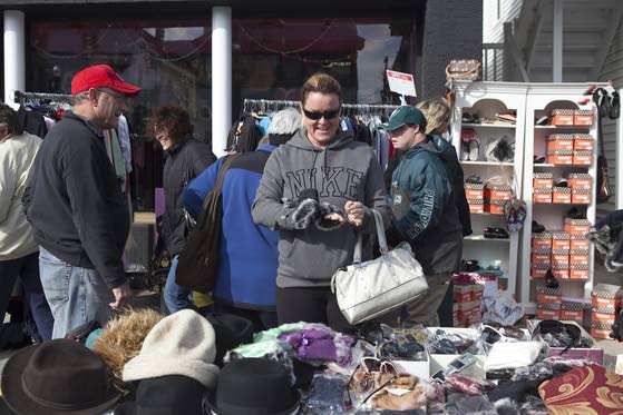 Sidewalk sale helps strengthen O.C. spirits post-Sandy